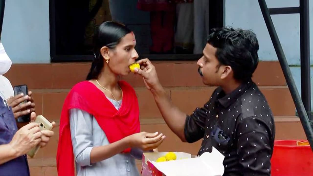 valentine's day : ജീവിതമിങ്ങനെ വേദനപ്പിച്ചുകൊണ്ടിരിക്കുമ്പോഴും പരസ്പരം താങ്ങായി നെന്മാറയിലെ റഹ്മാനും സജിതയും
