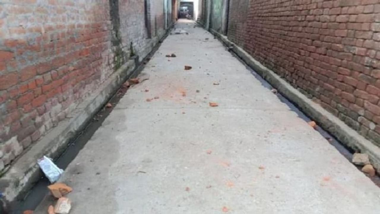 यूपी चुनाव: कहासुनी के बाद सपा और बसपा समर्थकों में पथराव, प्रधान समेत 5 लोग हिरासत में यूपी चुनाव: कहासुनी के बाद सपा और बसपा समर्थकों में पथराव, प्रधान समेत 5 लोग हिरासत में