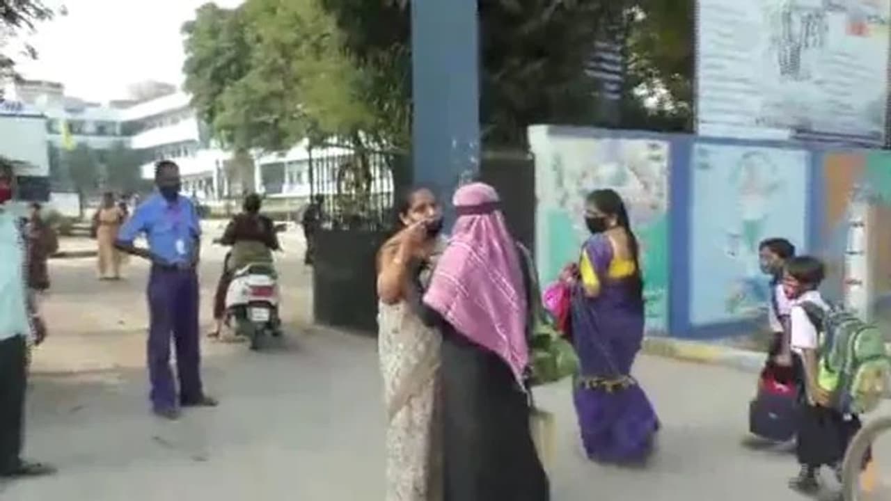 Hijab Karnataka : கர்நாடகாவில் மீண்டும் பரபரப்பு... ஹிஜாப் அணிந்து வந்தவர்களுக்கு பள்ளிக்குள் அனுமதி மறுப்பு!!