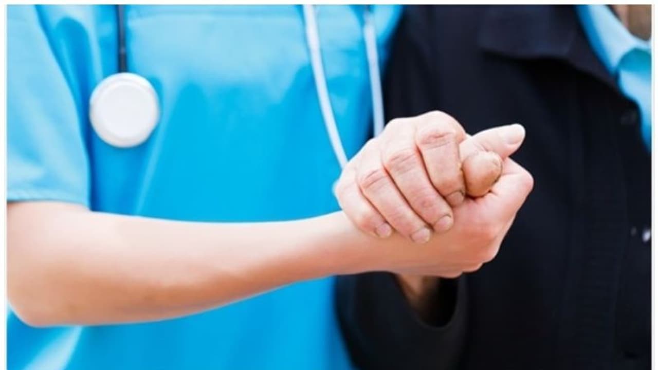 ఎంపీ పీఏ నీచబుద్ధి.. హెడ్ నర్స్ చేయి పట్టుకుని అసభ్య ప్రవర్తన.. చిత్తూరు ప్రభుత్వాసుపత్రిలో షాకింగ్ ఘటన... ఎంపీ పీఏ నీచబుద్ధి.. హెడ్ నర్స్ చేయి పట్టుకుని అసభ్య ప్రవర్తన.. చిత్తూరు ప్రభుత్వాసుపత్రిలో షాకింగ్ ఘటన...