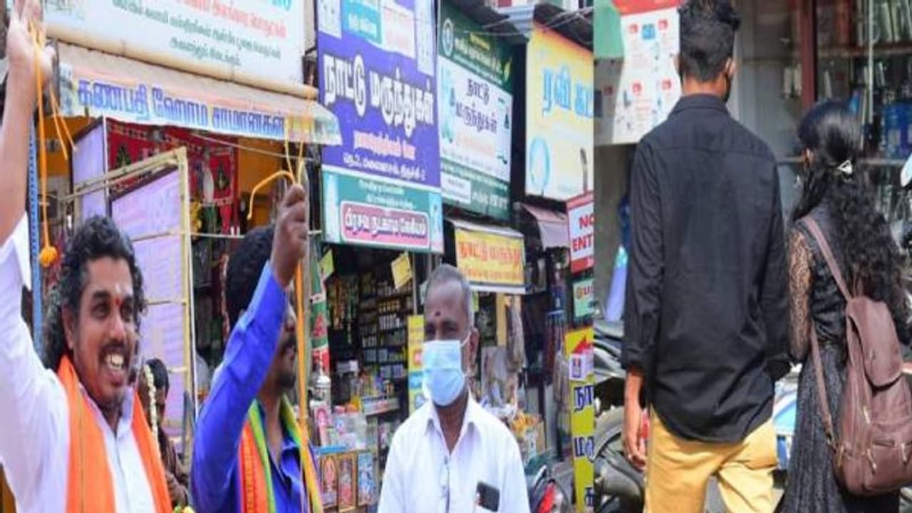 காதல் ஜோடிகளை விரட்டி தாலி கட்ட சொல்லி அட்ராசிட்டி செய்த இந்து அமைப்பினர்.. மலைக்கோட்டையில் பரபரப்பு.. காதல் ஜோடிகளை விரட்டி தாலி கட்ட சொல்லி அட்ராசிட்டி செய்த இந்து அமைப்பினர்.. மலைக்கோட்டையில் பரபரப்பு..