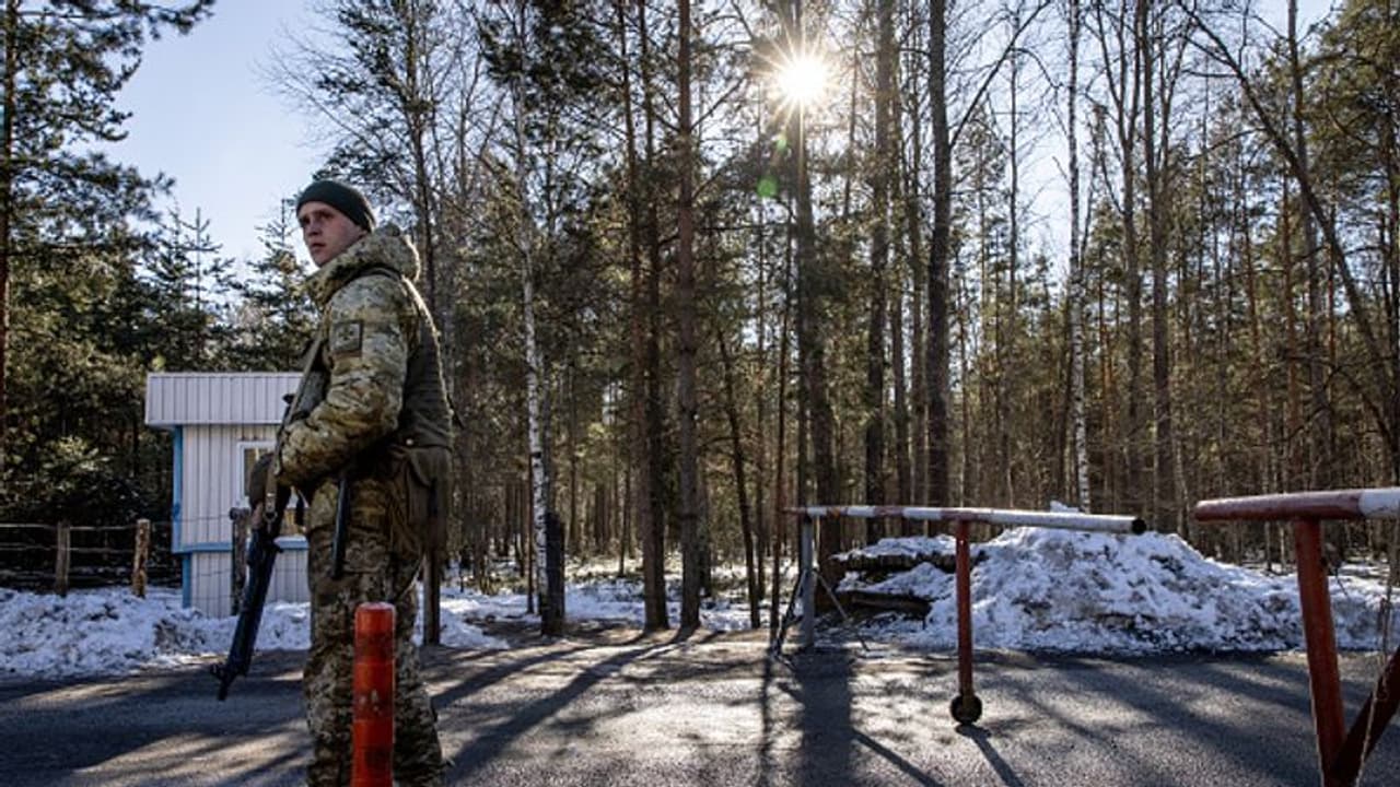 Ukraine Russia Crisis బయటకు రావొద్దు: ఉక్రెయిన్లో ఉన్న ఇండియన్లకు ఎంబసీ సూచన Ukraine Russia Crisis బయటకు రావొద్దు: ఉక్రెయిన్లో ఉన్న ఇండియన్లకు ఎంబసీ సూచన