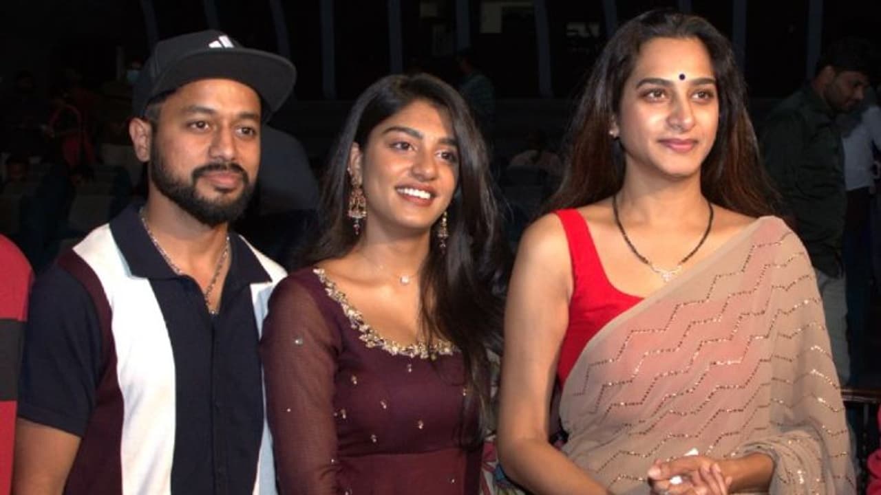 Vellipo: నటి సురేఖవాణి కూతురు సుప్రిత నటించిన ‘వెళ్లిపో’మ్యూజిక్ వీడియో రిలీజ్.. కూతురు గురించి మట్లాడిన తల్లి Vellipo: నటి సురేఖవాణి కూతురు సుప్రిత నటించిన ‘వెళ్లిపో’మ్యూజిక్ వీడియో రిలీజ్.. కూతురు గురించి మట్లాడిన తల్లి