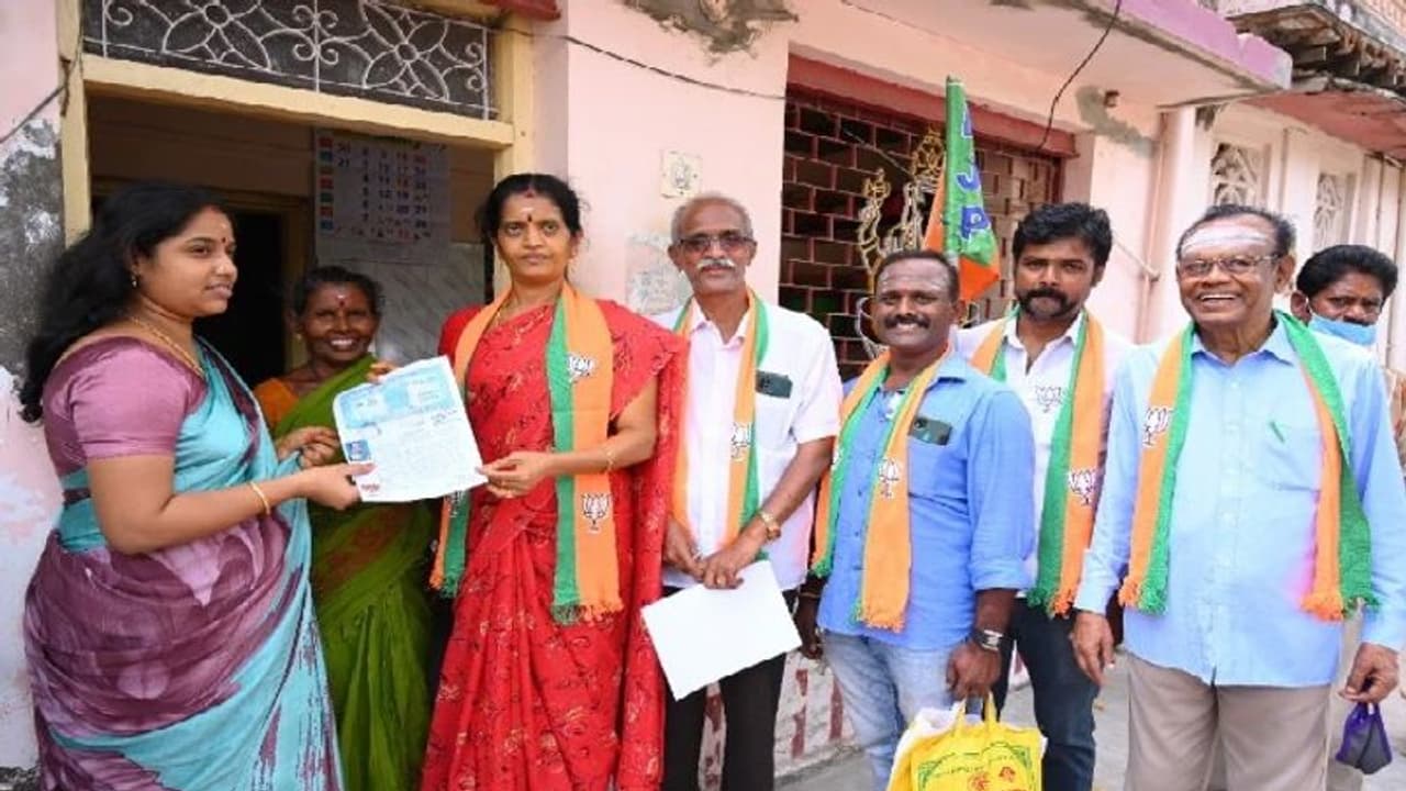 பத்திரம் எழுதி கொடுத்து வாக்கு சேகரிப்பு... பட்டையை கிளப்பும் தூத்துக்குடி பாஜக வேட்பாளர்!! பத்திரம் எழுதி கொடுத்து வாக்கு சேகரிப்பு... பட்டையை கிளப்பும் தூத்துக்குடி பாஜக வேட்பாளர்!!