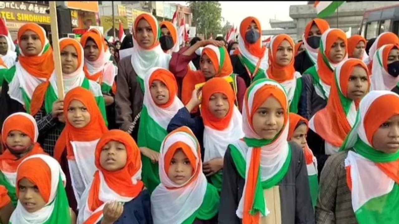 হিজাব বাধ্যতামূলক ধর্মীয় অনুশীলন নয় অবস্থান স্পষ্ট করল কর্ণাটক হাইকোর্ট হিজাব বাধ্যতামূলক ধর্মীয় অনুশীলন নয় অবস্থান স্পষ্ট করল কর্ণাটক হাইকোর্ট