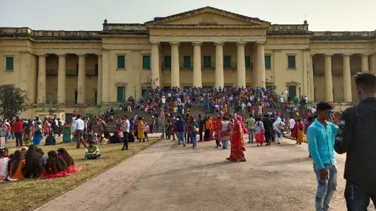 ভ্যালেন্টাইনস ডে তে দেশি বিদেশি পর্যটকের ভিড়, মুর্শিদাবাদে সেই চেনা ভিড়