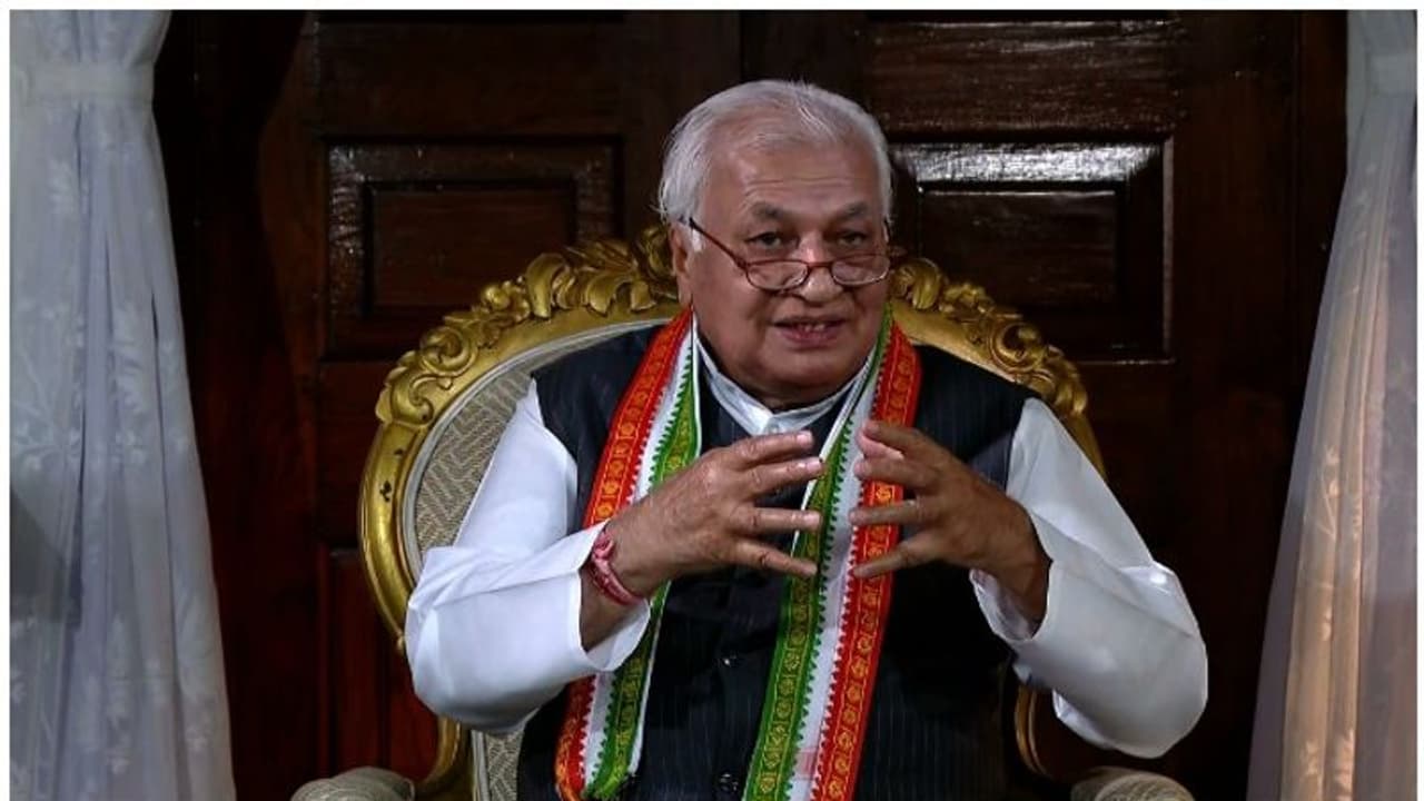 ഹിജാബ് നിരോധനം; പ്രതിഷേധങ്ങളിൽ ഗൂഢാലോചന, ദുഷിച്ച ആസൂത്രണമെന്നും ഗവർണർ ഹിജാബ് നിരോധനം; പ്രതിഷേധങ്ങളിൽ ഗൂഢാലോചന, ദുഷിച്ച ആസൂത്രണമെന്നും ഗവർണർ