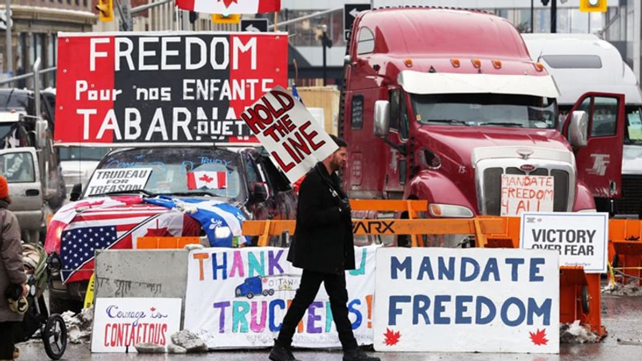 वैक्सीन की अनिवार्यता के खिलाफ प्रदर्शन से डरे जस्टन ट्रूडो, कनाडा में इमरजेंसी का ऐलान वैक्सीन की अनिवार्यता के खिलाफ प्रदर्शन से डरे जस्टन ट्रूडो, कनाडा में इमरजेंसी का ऐलान