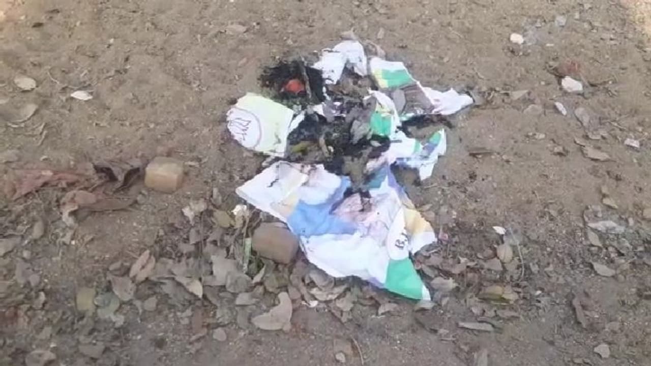 রাতের অন্ধকারে পোড়ানো হল বিজেপির পোস্টার ব্যানার, উত্তেজনা পুরুলিয়ায় রাতের অন্ধকারে পোড়ানো হল বিজেপির পোস্টার ব্যানার, উত্তেজনা পুরুলিয়ায়