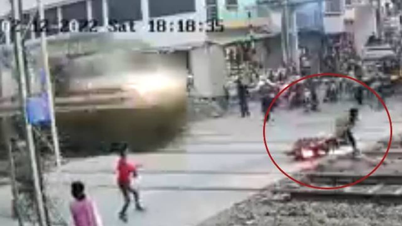 Biker escape viral : ரெயிலுடன் ரேசிங்? நூலிழையில் உயிர் தப்பிய நபர் வைரலாகும் பரபர வீடியோ Biker escape viral : ரெயிலுடன் ரேசிங்? நூலிழையில் உயிர் தப்பிய நபர் வைரலாகும் பரபர வீடியோ