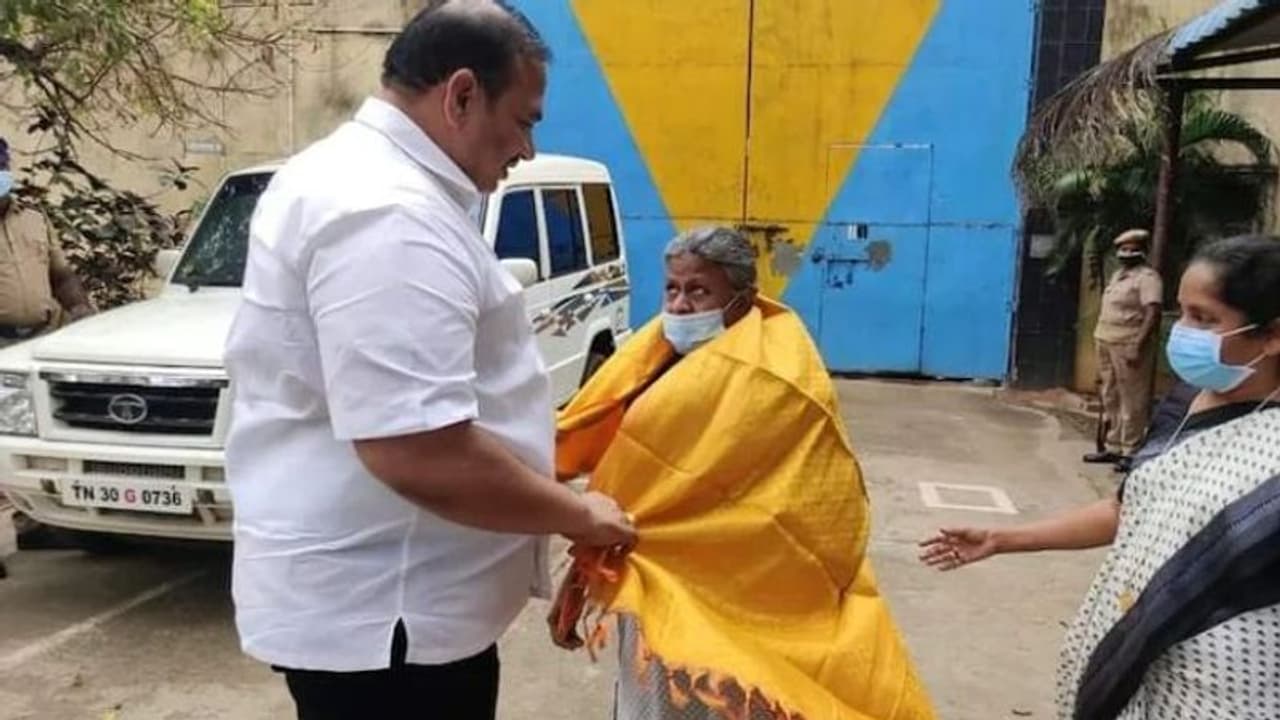 Thanjavur girl suicide case: ఆ కేసులో ప్రధాన నిందితురాలికి స్వాగతం పలికిన డీఎంకే ఎమ్మెల్యే Thanjavur girl suicide case: ఆ కేసులో ప్రధాన నిందితురాలికి స్వాగతం పలికిన డీఎంకే ఎమ్మెల్యే