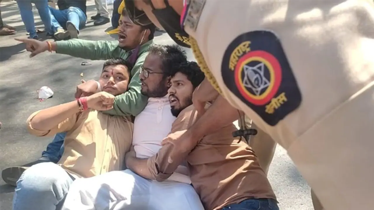 लावण्या सुसाइड केस:तमिलनाडु सहित कई शहरों में आंदोलित ABVP कार्यकर्ताओं पर पुलिस की बर्बरता; कई गिरफ्तार लावण्या सुसाइड केस:तमिलनाडु सहित कई शहरों में आंदोलित ABVP कार्यकर्ताओं पर पुलिस की बर्बरता; कई गिरफ्तार