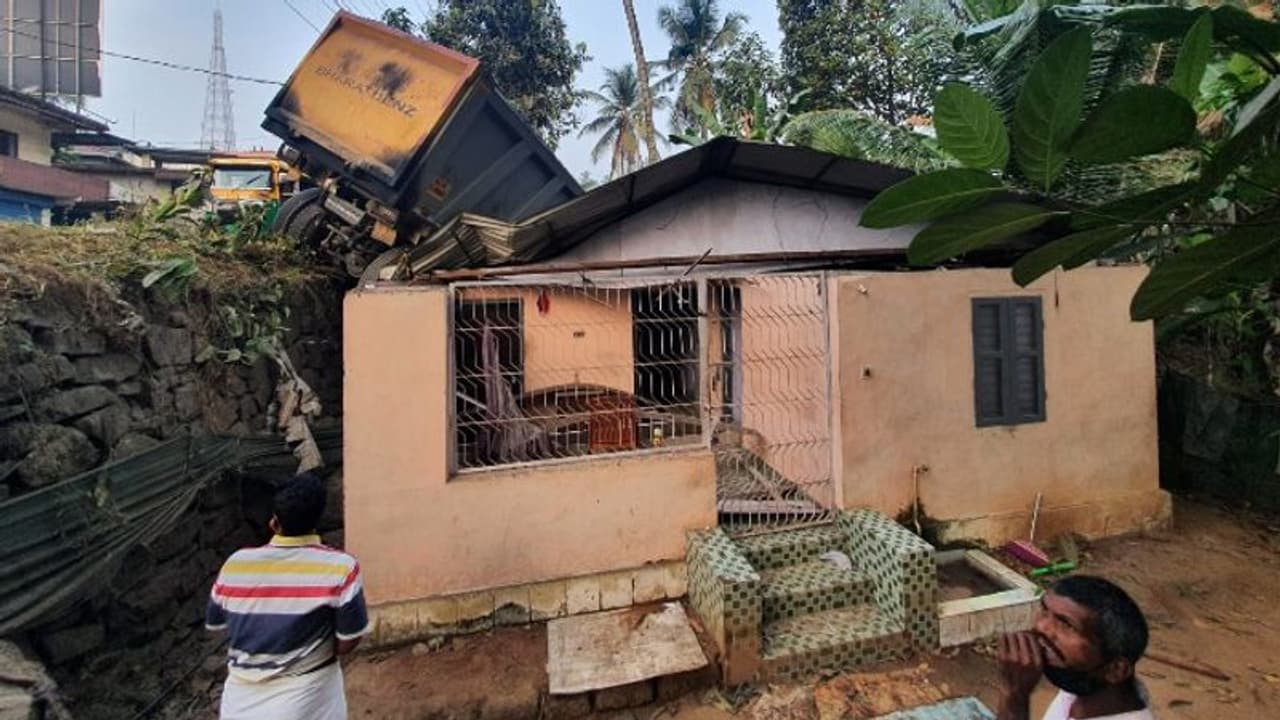 കോഴിക്കോട് നിയന്ത്രണം വിട്ട ടിപ്പർ ലോറി മറിഞ്ഞത് വീടിന് മുകളിലേക്ക് കോഴിക്കോട് നിയന്ത്രണം വിട്ട ടിപ്പർ ലോറി മറിഞ്ഞത് വീടിന് മുകളിലേക്ക്