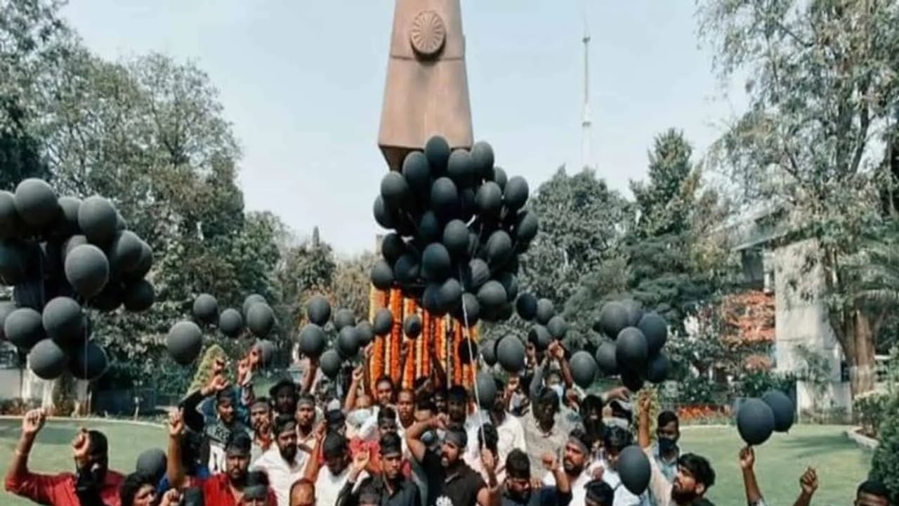 Telangana: తెలంగాణ ఏర్పాటుపై ప్రధాని వ్యాఖ్యలు.. గన్పార్క్ వద్ద ఆందోళన.. ఉద్రిక్తత ! Telangana: తెలంగాణ ఏర్పాటుపై ప్రధాని వ్యాఖ్యలు.. గన్పార్క్ వద్ద ఆందోళన.. ఉద్రిక్తత !