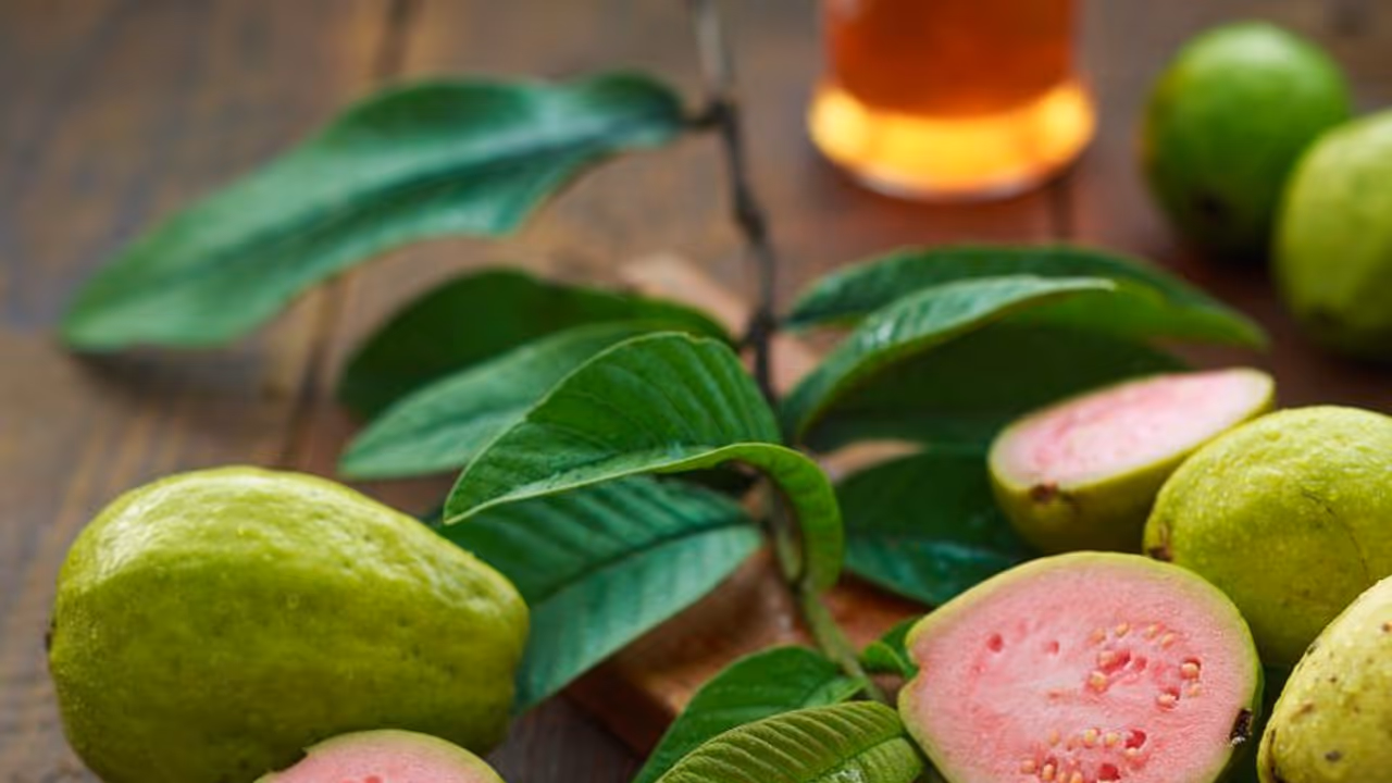 പേരയ്ക്ക കഴിച്ചാലുള്ള ആരോ​ഗ്യ​ഗുണങ്ങൾ ചെറുതൊന്നുമല്ല 