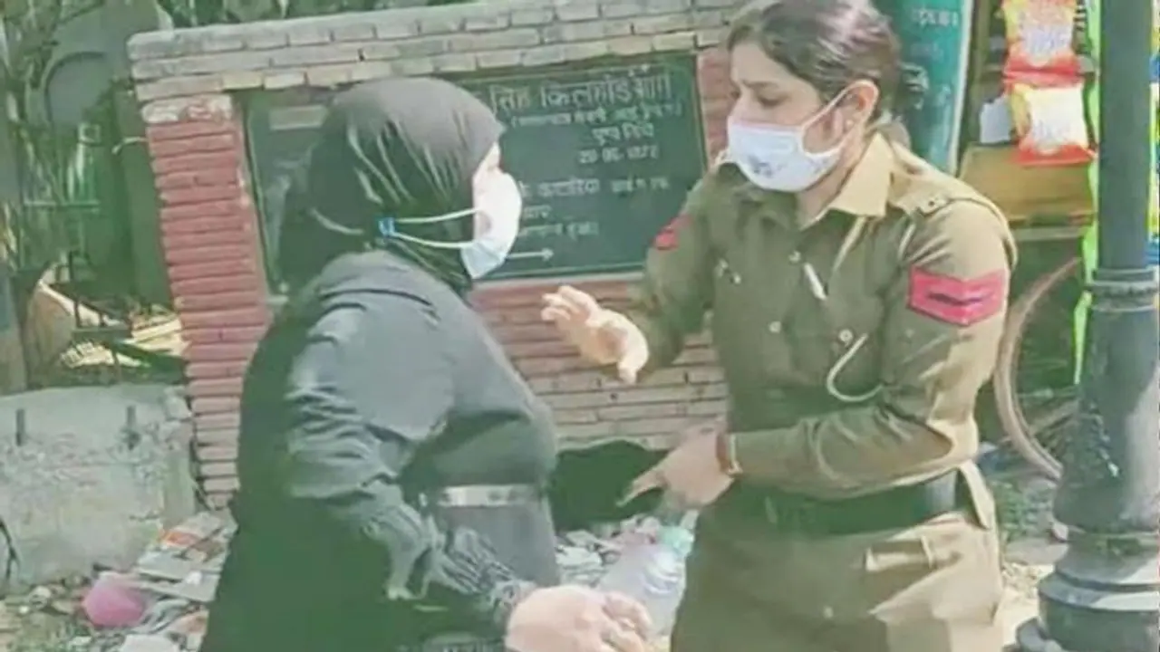 हिजाब पहने हुए महिला ने टैक्सी ड्राइवर को घोंपा चाकू, महिला पुलिसकर्मी की नाक पर जड़ा मुक्का हिजाब पहने हुए महिला ने टैक्सी ड्राइवर को घोंपा चाकू, महिला पुलिसकर्मी की नाक पर जड़ा मुक्का