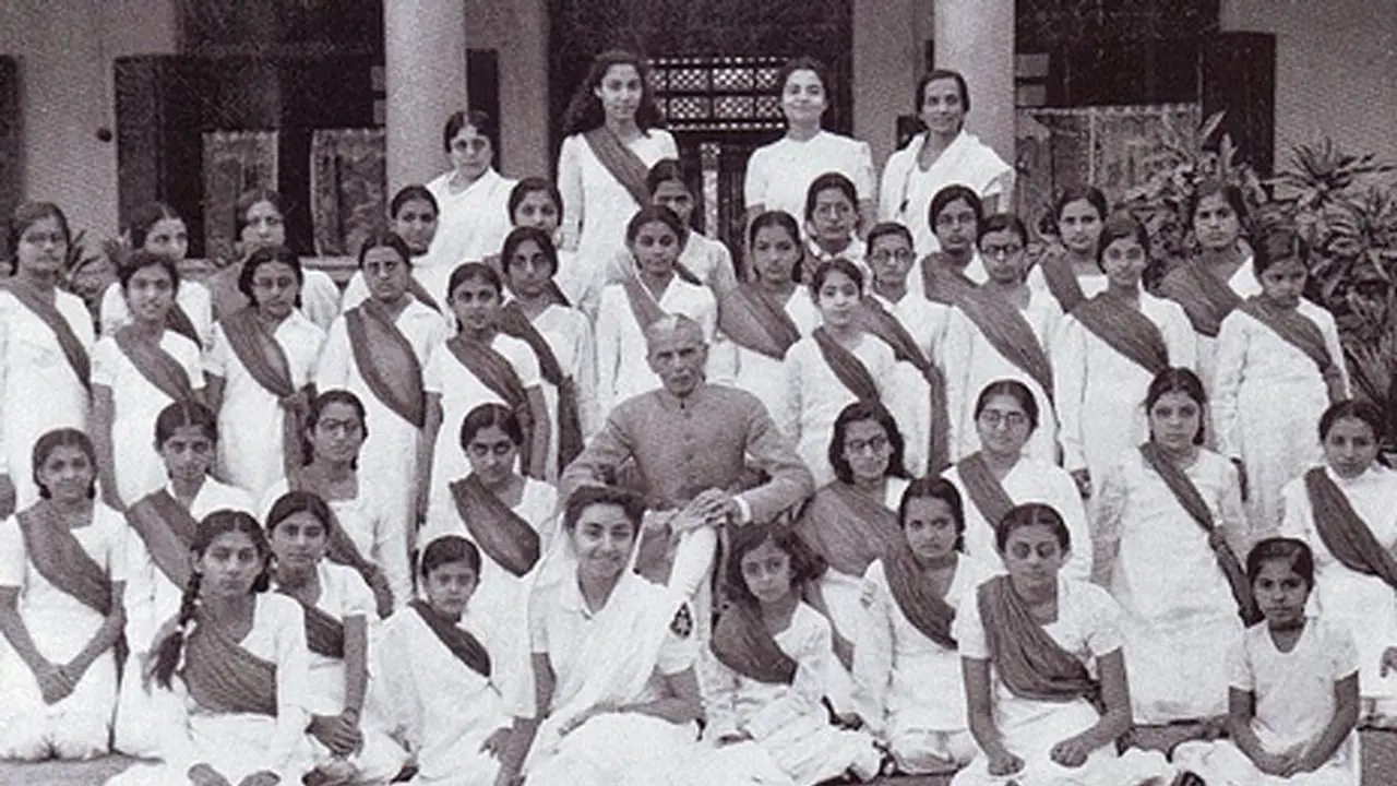 பாக். தேசத்தந்தையுடன் இருக்கும் பெண்கள் ஹிஜாப் அணியாதது ஏன்? நெட்டிசன்கள் கேள்வி… வைரலாகும் புகைப்படம்!! பாக். தேசத்தந்தையுடன் இருக்கும் பெண்கள் ஹிஜாப் அணியாதது ஏன்? நெட்டிசன்கள் கேள்வி… வைரலாகும் புகைப்படம்!!