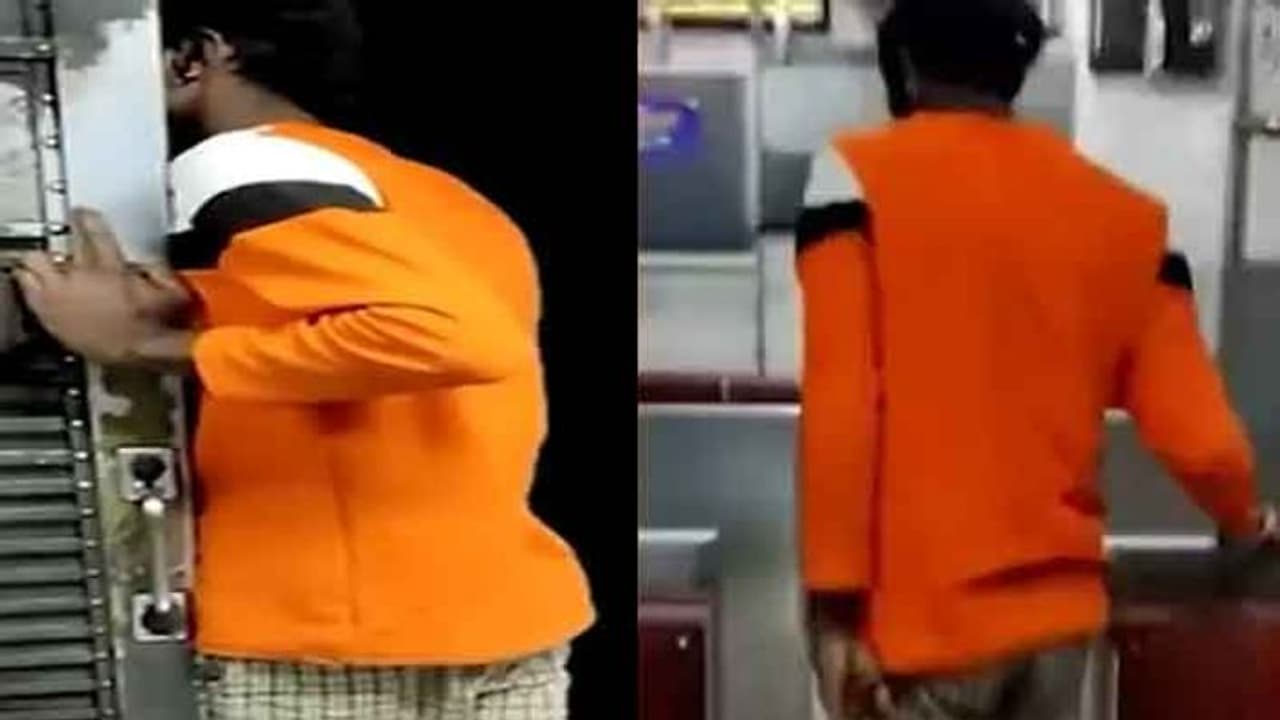 சென்னையில் அதிர்ச்சி.. மின்சார ரயிலில் இளம்பெண் கண் முன்பே சுய இன்பம் செய்த இளைஞர்.. அதை வீடியோ எடுத்த பெண்.! சென்னையில் அதிர்ச்சி.. மின்சார ரயிலில் இளம்பெண் கண் முன்பே சுய இன்பம் செய்த இளைஞர்.. அதை வீடியோ எடுத்த பெண்.!