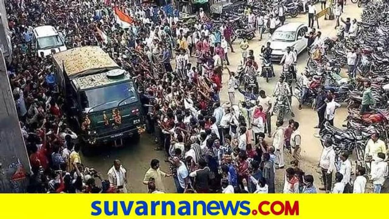 Martyred Soldiers: 144 ಹುತಾತ್ಮ ಸೈನಿಕರ ಸಮಾಧಿ ಮಣ್ಣು ತಂದ ಸಂಗೀತ ಶಿಕ್ಷಕ..! Martyred Soldiers: 144 ಹುತಾತ್ಮ ಸೈನಿಕರ ಸಮಾಧಿ ಮಣ್ಣು ತಂದ ಸಂಗೀತ ಶಿಕ್ಷಕ..!