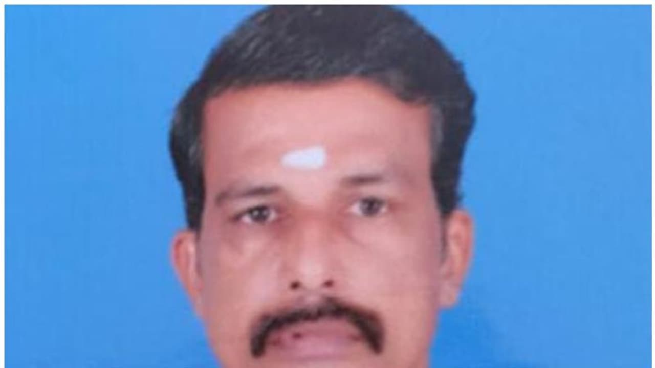 Suicide: പാലക്കാട് തേങ്കുറിശ്ശിയിൽ ഗൃഹനാഥൻ വിഷം കഴിച്ച് മരിച്ചു; അവശനിലയിലായ ഭാര്യ ആശുപത്രിയിൽ Suicide: പാലക്കാട് തേങ്കുറിശ്ശിയിൽ ഗൃഹനാഥൻ വിഷം കഴിച്ച് മരിച്ചു; അവശനിലയിലായ ഭാര്യ ആശുപത്രിയിൽ