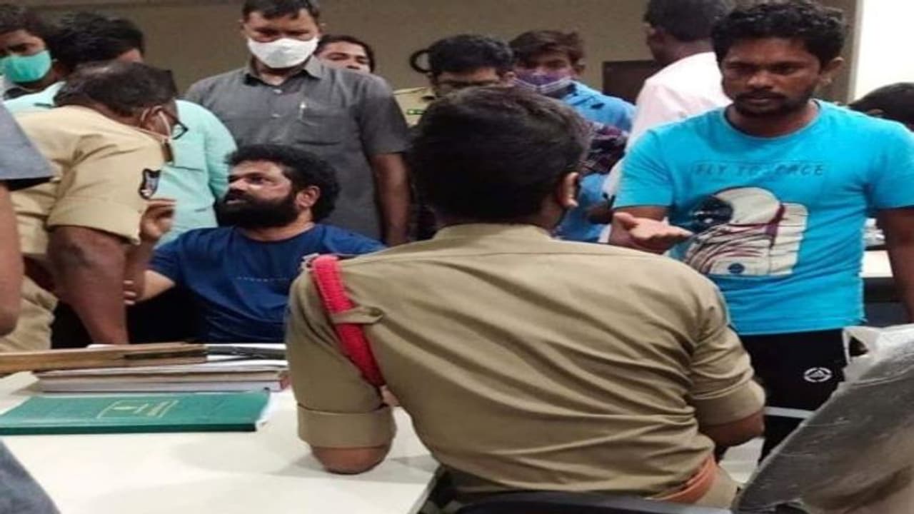 Vijayawada: అర్ధరాత్రి వైసిపి ఎంపీ అనుచరుల హల్ చల్... పోలీస్ స్టేషన్లోనే కానిస్టేబుల్ పై దాడి Vijayawada: అర్ధరాత్రి వైసిపి ఎంపీ అనుచరుల హల్ చల్... పోలీస్ స్టేషన్లోనే కానిస్టేబుల్ పై దాడి