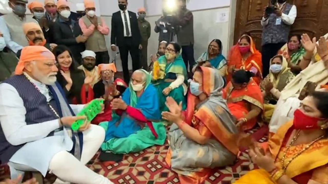 Watch: PM Modi offers prayers, takes part in kirtan on occasion of Ravidas Jayanti Watch: PM Modi offers prayers, takes part in kirtan on occasion of Ravidas Jayanti