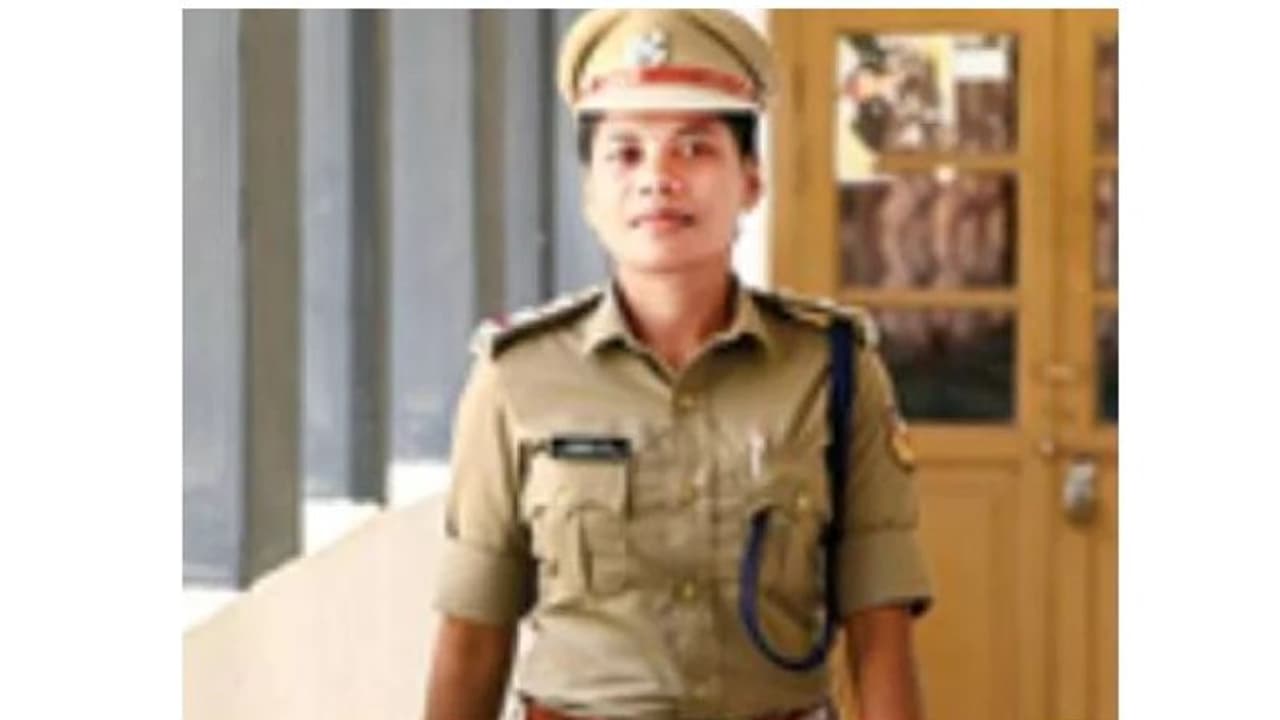 Tribal Woman Sub Inspector : അച്ഛന്റെ ആഗ്രഹം പൂർത്തിയാക്കി സബ് ഇൻസ്പെക്ടർ സൗമ്യ; അച്ഛനില്ലെന്ന സങ്കടം മാത്രം Tribal Woman Sub Inspector : അച്ഛന്റെ ആഗ്രഹം പൂർത്തിയാക്കി സബ് ഇൻസ്പെക്ടർ സൗമ്യ; അച്ഛനില്ലെന്ന സങ്കടം മാത്രം