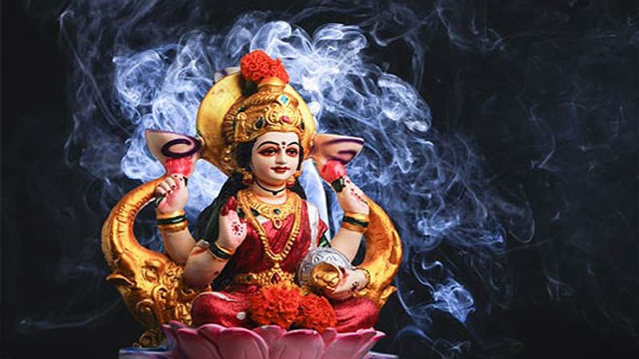 Maghi Purnima 2022: धन लाभ के लिए आज शाम को करें देवी लक्ष्मी की पूजा, रात 12 बजे यहां लगाए 1 दीपक