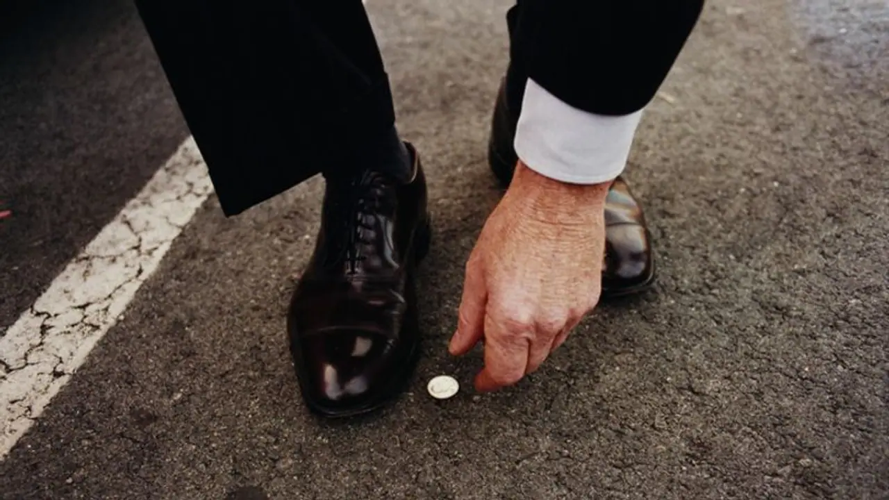 হাত থেকে টাকা পড়ে যাওয়া শুভ না অশুভ, জেনে নিন এগুলো কিসের ইঙ্গিত হাত থেকে টাকা পড়ে যাওয়া শুভ না অশুভ, জেনে নিন এগুলো কিসের ইঙ্গিত