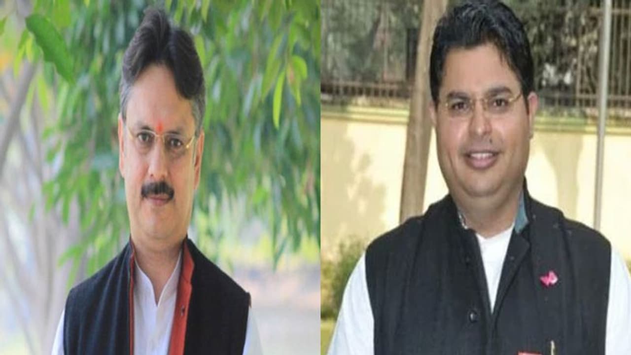 Inside Story: सरोजनीनगर सीट पर प्रोफेसर और IPS के बीच लड़ाई हुई दिलचस्प, जानें डिटेल में Inside Story: सरोजनीनगर सीट पर प्रोफेसर और IPS के बीच लड़ाई हुई दिलचस्प, जानें डिटेल में