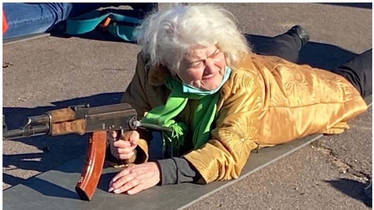 Ukraine crisis: గన్ను పట్టుకుని శిక్షణ తీసుకుంటున్న 79 ఏళ్ల బామ్మ.. ‘షూట్ చేయడానికి రెడీ’ Ukraine crisis: గన్ను పట్టుకుని శిక్షణ తీసుకుంటున్న 79 ఏళ్ల బామ్మ.. ‘షూట్ చేయడానికి రెడీ’
