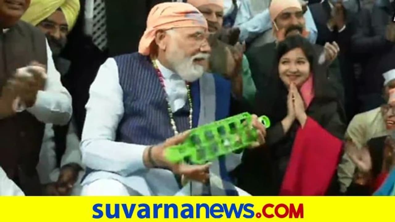 ಸಂತ ರವಿದಾಸ್ ಮಂದಿರಕ್ಕೆ ಮೋದಿ ಭೇಟಿ, ಭಜನೆ, ಕೀರ್ತನೆಗೂ ಧ್ವನಿಗೂಡಿಸಿದ ಪ್ರಧಾನಿ! ಸಂತ ರವಿದಾಸ್ ಮಂದಿರಕ್ಕೆ ಮೋದಿ ಭೇಟಿ, ಭಜನೆ, ಕೀರ್ತನೆಗೂ ಧ್ವನಿಗೂಡಿಸಿದ ಪ್ರಧಾನಿ!