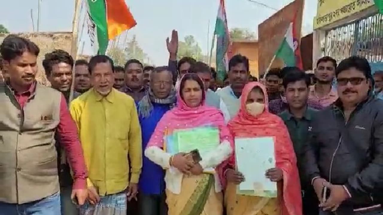 তৃণমূল পরিচালিত গ্রাম পঞ্চায়েতে অনাস্থা প্রস্তাব পেশ, প্রকাশ্যে গোষ্ঠীদ্বন্দ্ব তৃণমূল পরিচালিত গ্রাম পঞ্চায়েতে অনাস্থা প্রস্তাব পেশ, প্রকাশ্যে গোষ্ঠীদ্বন্দ্ব