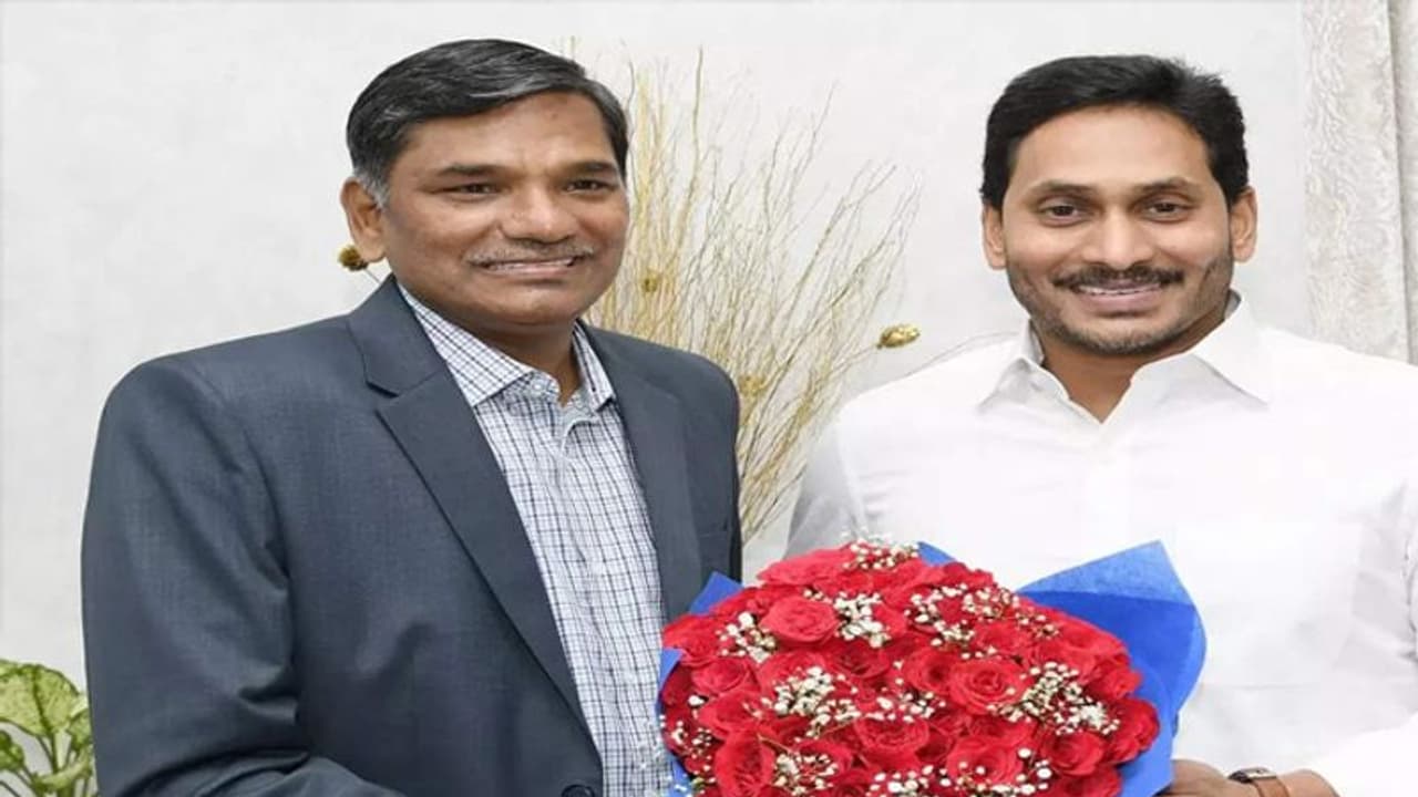 జగన్ను కలిసిన కొత్త డీజీపీ రాజేంద్రనాథ్ రెడ్డి .. ఆల్ ది బెస్ట్ చెప్పిన సీఎం జగన్ను కలిసిన కొత్త డీజీపీ రాజేంద్రనాథ్ రెడ్డి .. ఆల్ ది బెస్ట్ చెప్పిన సీఎం