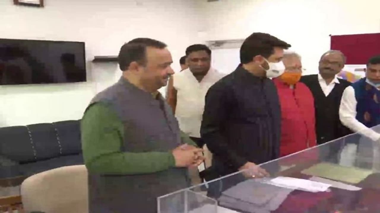 यूपी चुनाव: एसपी सिंह बघेल पर हुए हमले को लेकर BJP ने चुनाव आयोग से की शिकायत, अनुराग ठाकुर ने जाकर दी अर्जी