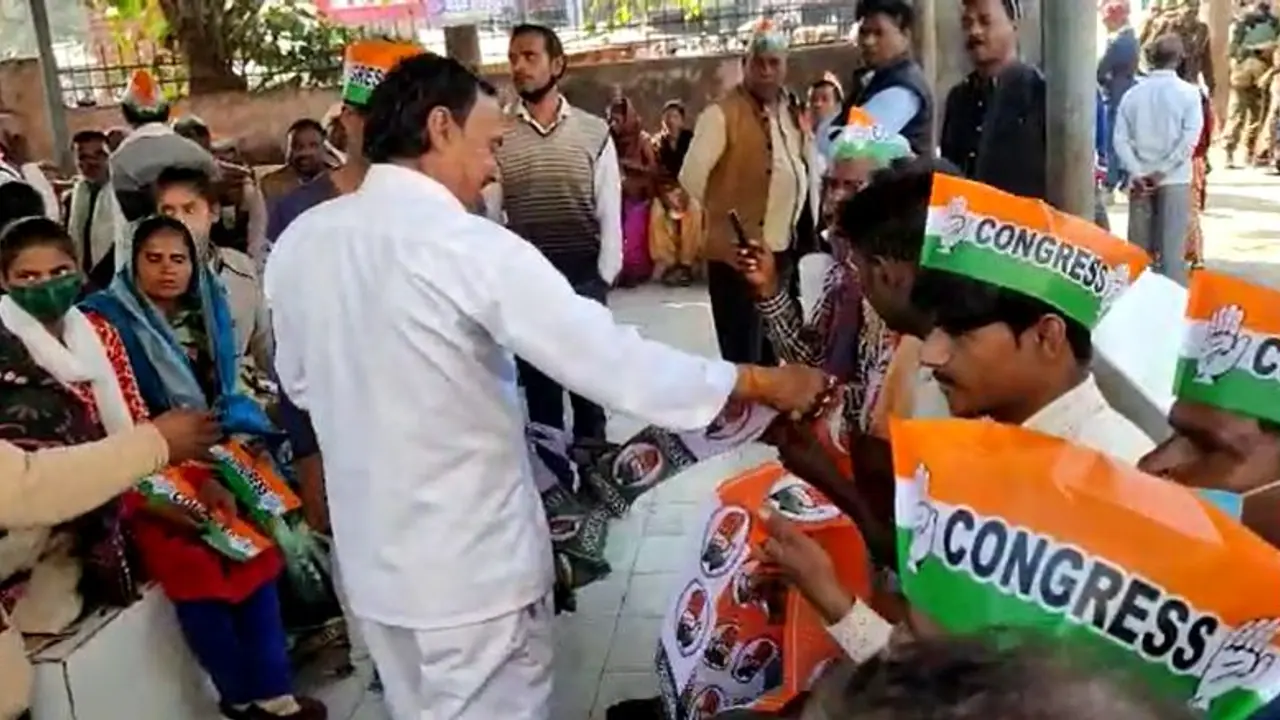 दलित युवती हत्याकांड में कांग्रेस ने शुरु की राजनीति, पीएम हाउस में कार्यकर्ताओं ने बांटे झंडे