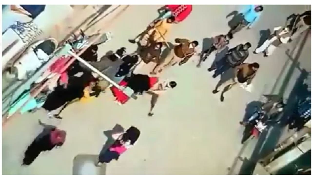 महिलाओं पर पुलिस के लाठीचार्ज का वीडियो वायरल, हिजाब के समर्थन में कर रहीं थी प्रर्दशन महिलाओं पर पुलिस के लाठीचार्ज का वीडियो वायरल, हिजाब के समर्थन में कर रहीं थी प्रर्दशन
