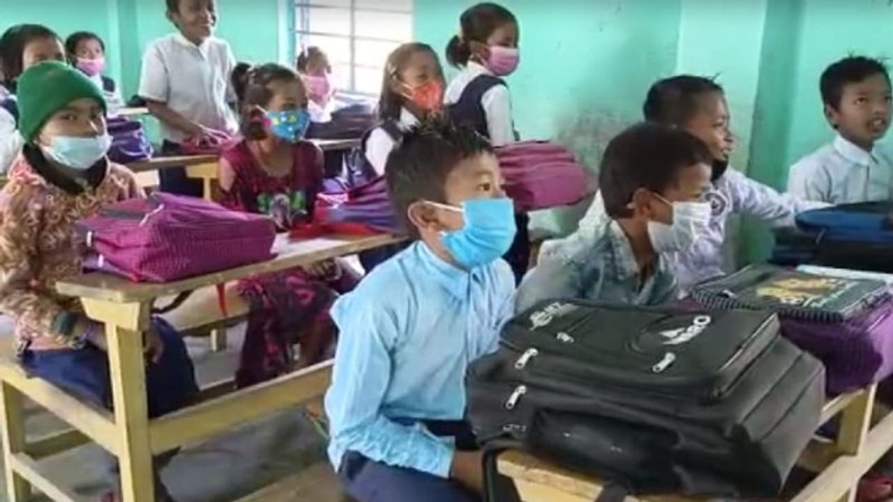 এবার দুয়ারে শিক্ষক শিক্ষিকা, পড়ুয়াদের স্কুলমুখী করতে অভিনত উদ্যোগ