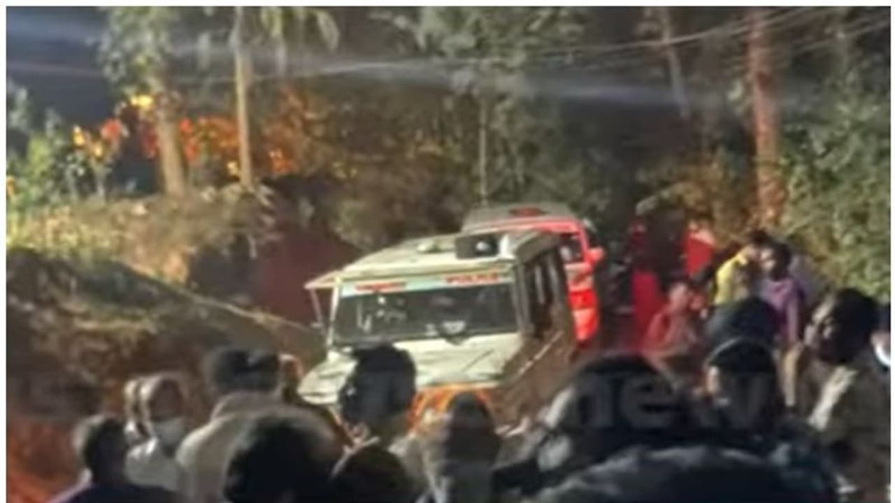 Calicut Bomb Blast : കോഴിക്കോട് മണിയൂരിൽ ബോംബ് നിർമ്മാണത്തിനിടെ സ്ഫോടനം; ഒരാൾക്ക് ഗുരുതര പരിക്ക് Calicut Bomb Blast : കോഴിക്കോട് മണിയൂരിൽ ബോംബ് നിർമ്മാണത്തിനിടെ സ്ഫോടനം; ഒരാൾക്ക് ഗുരുതര പരിക്ക്