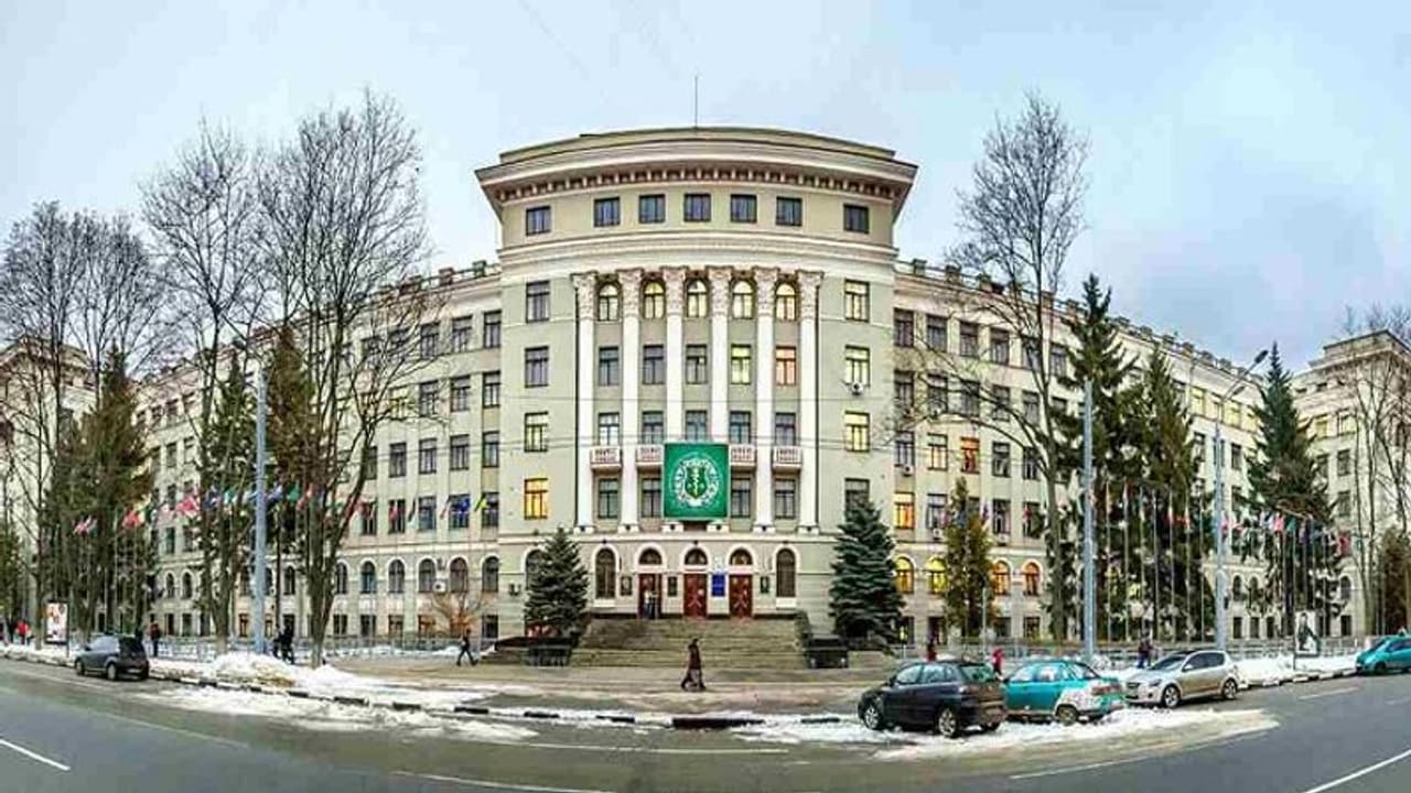 मेडिकल की पढ़ाई के लिए हर साल हजारों छात्र जाते हैं Ukraine, यह है मुख्य वजह मेडिकल की पढ़ाई के लिए हर साल हजारों छात्र जाते हैं Ukraine, यह है मुख्य वजह