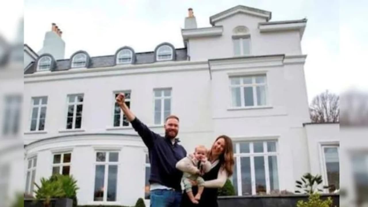 Lottery winner : ലോട്ടറിയെടുത്തത് 981 രൂപയ്ക്ക്; യുവതിയ്ക്ക് സമ്മാനം 35.8 കോടി രൂപയുടെ ബംഗ്ലാവ് Lottery winner : ലോട്ടറിയെടുത്തത് 981 രൂപയ്ക്ക്; യുവതിയ്ക്ക് സമ്മാനം 35.8 കോടി രൂപയുടെ ബംഗ്ലാവ്