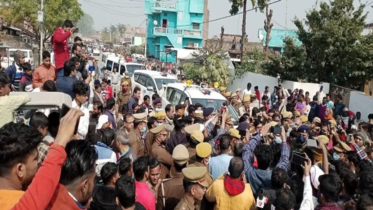 कुशीनगर हादसाः 90 मिनट में 3 किमी? देर से पहुंची एंबुलेंस की वजह से ज्यादा मौत! नाराज लोगों ने जाम किया हाईवे