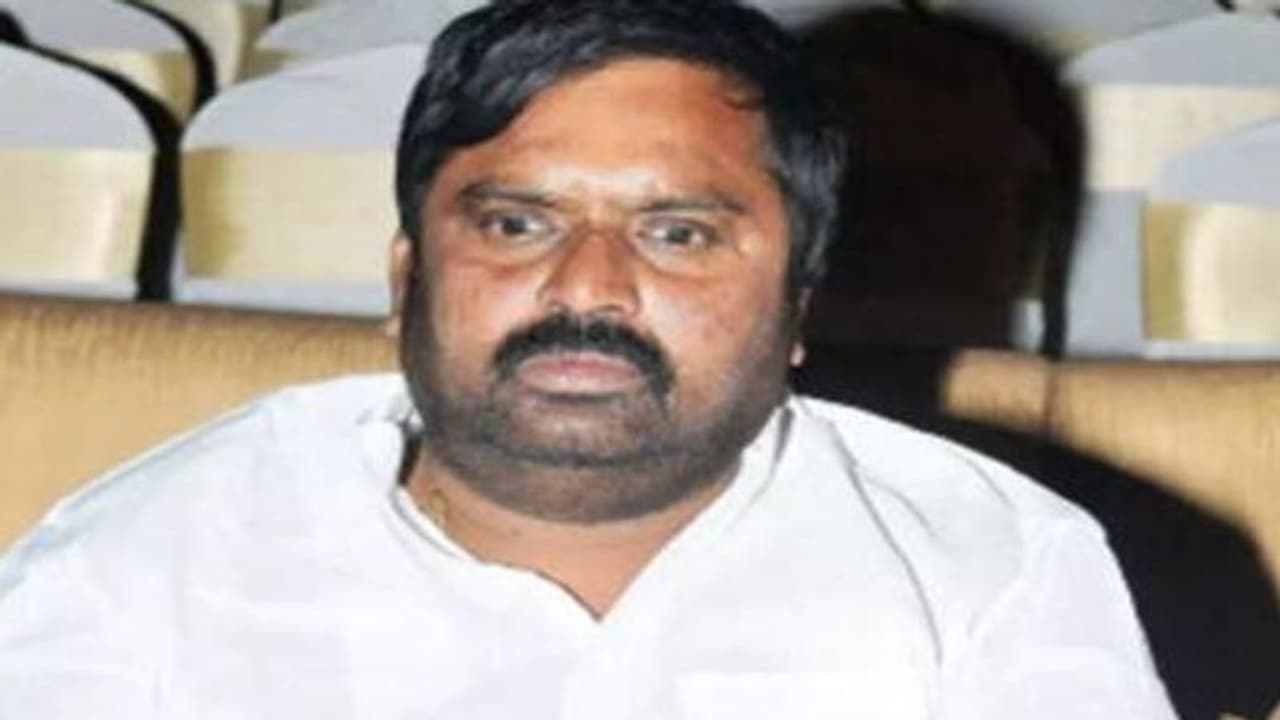 KCR Birthday వేడుకలను వ్యతిరేకిస్తూ నిరసనలు.. పోలీసులతో అంజన్ కుమార్ యాదవ్ వాగ్వాదం KCR Birthday వేడుకలను వ్యతిరేకిస్తూ నిరసనలు.. పోలీసులతో అంజన్ కుమార్ యాదవ్ వాగ్వాదం