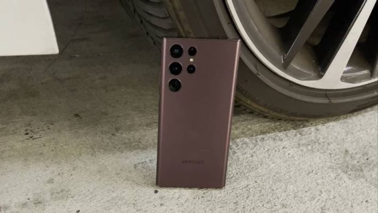 டியூரபிலிட்டி பாவங்கள் காரால் நசுக்கப்பட்ட கேலக்ஸி எஸ்22 அல்ட்ரா.. என்ன ஆனது தெரியுமா?