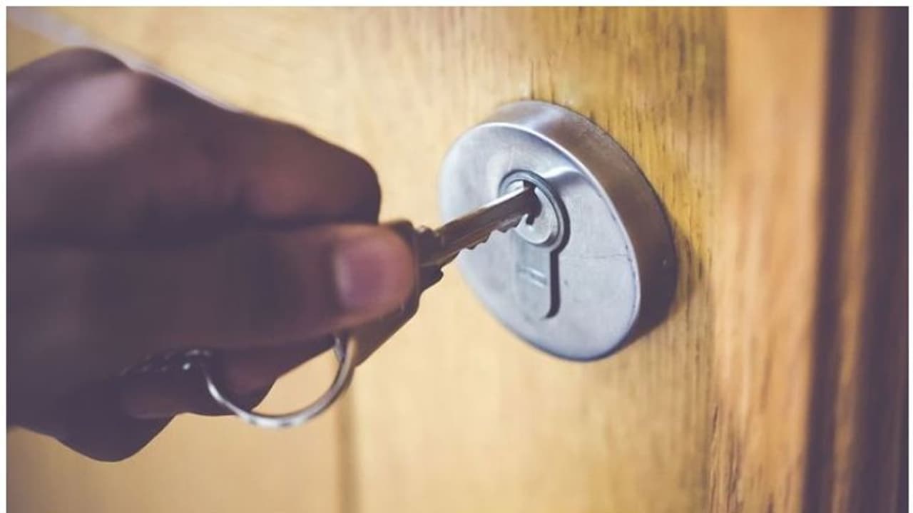 ജോലി വാഗ്ദാനം ചെയ്ത് കൊണ്ടുവന്ന യുവതികളെ വേശ്യാവൃത്തിക്ക് നിര്ബന്ധിച്ചു; മൂന്ന് പ്രവാസികള് ജയിലിലായി ജോലി വാഗ്ദാനം ചെയ്ത് കൊണ്ടുവന്ന യുവതികളെ വേശ്യാവൃത്തിക്ക് നിര്ബന്ധിച്ചു; മൂന്ന് പ്രവാസികള് ജയിലിലായി