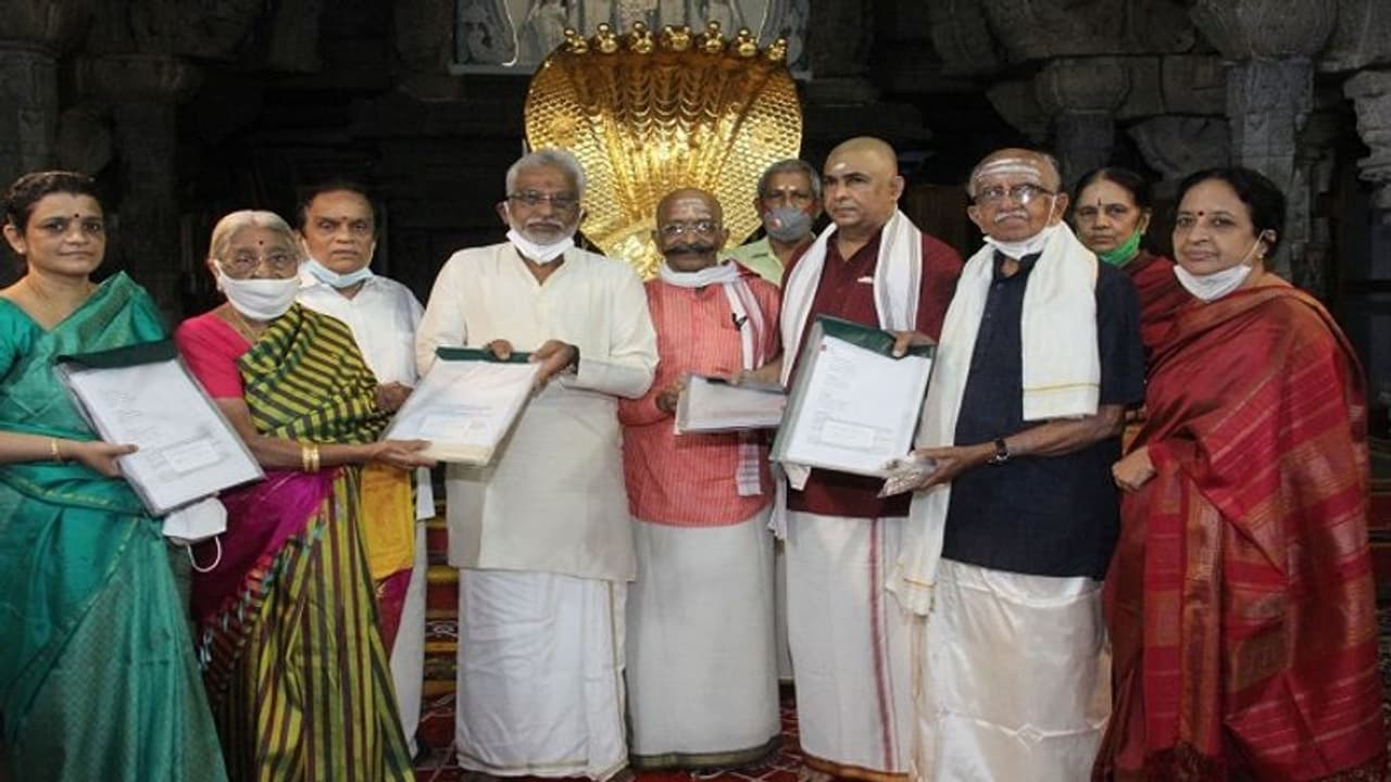 టీటీడీ కి రూ. 9 కోట్ల 20 లక్షలు విరాళం.. పత్రాలు అందించిన దాత సోదరి... టీటీడీ కి రూ. 9 కోట్ల 20 లక్షలు విరాళం.. పత్రాలు అందించిన దాత సోదరి...