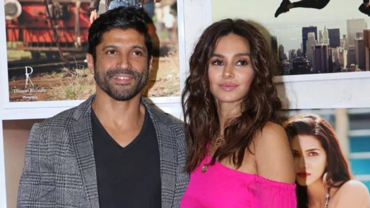 Farhan Akhtar Wedding: मराठी रीति रिवाज से होगी शादी, 2 दिन बाद बनेंगे दूल्हा, पूरी हुई शादी की तैयारियां Farhan Akhtar Wedding: मराठी रीति रिवाज से होगी शादी, 2 दिन बाद बनेंगे दूल्हा, पूरी हुई शादी की तैयारियां