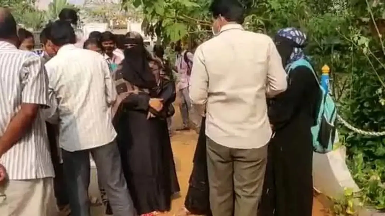 லயோலா கல்லூரியிலும் வெடித்தது ஹிஜாப் சர்ச்சை... கர்நாடகாவை தொடர்ந்து ஆந்திராவிலும் மாணவிகள் போராட்டம்!! லயோலா கல்லூரியிலும் வெடித்தது ஹிஜாப் சர்ச்சை... கர்நாடகாவை தொடர்ந்து ஆந்திராவிலும் மாணவிகள் போராட்டம்!!