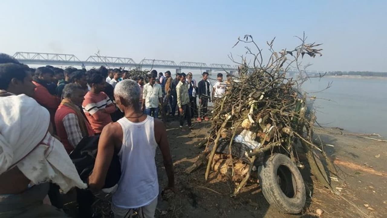 कुशीनगर हादसा: नौरंगिया के युवा और बुजुर्ग बोले आज तक नहीं देखी थी ऐसी खौफनाक रात और एक साथ जलती 13 चिताएं कुशीनगर हादसा: नौरंगिया के युवा और बुजुर्ग बोले आज तक नहीं देखी थी ऐसी खौफनाक रात और एक साथ जलती 13 चिताएं