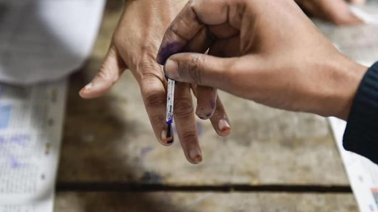 Jhargram Municipal Election 2022 Live: ঝাড়গ্রামের নির্বাচনে শাসক বিরোধীদের জোর টক্কর, ভাঙবে কি আগের রেকর্ড Jhargram Municipal Election 2022 Live: ঝাড়গ্রামের নির্বাচনে শাসক বিরোধীদের জোর টক্কর, ভাঙবে কি আগের রেকর্ড